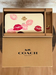 CARTERA-245 COACH/LIPS ARE WHITE