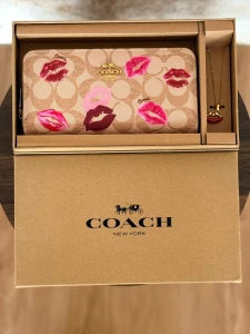 CARTERA-238 COACH/KHAKI LIPS
